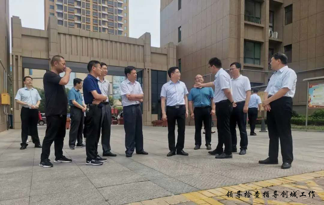 市領(lǐng)導(dǎo)到興河灣小區(qū) 督導(dǎo)文明城市創(chuàng)建工作